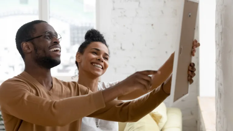 Descubra como usar fotos de casal na decoração de casa