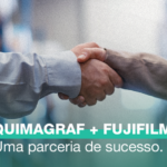 distribuidora quimagraf químicos e chapas offset: Mãos dadas fechando negócio e descrição na imagem: Quimagraf + Fujifilm, uma parceria de sucesso