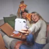 duas meninas comendo pizza e tirando fotos com câmera Instax Mini 11