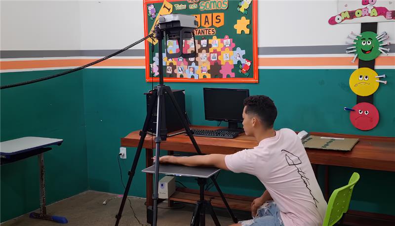 Homem realizando exame de raio x com o equipamento portátil da Fujifilm FDR XAIR 
